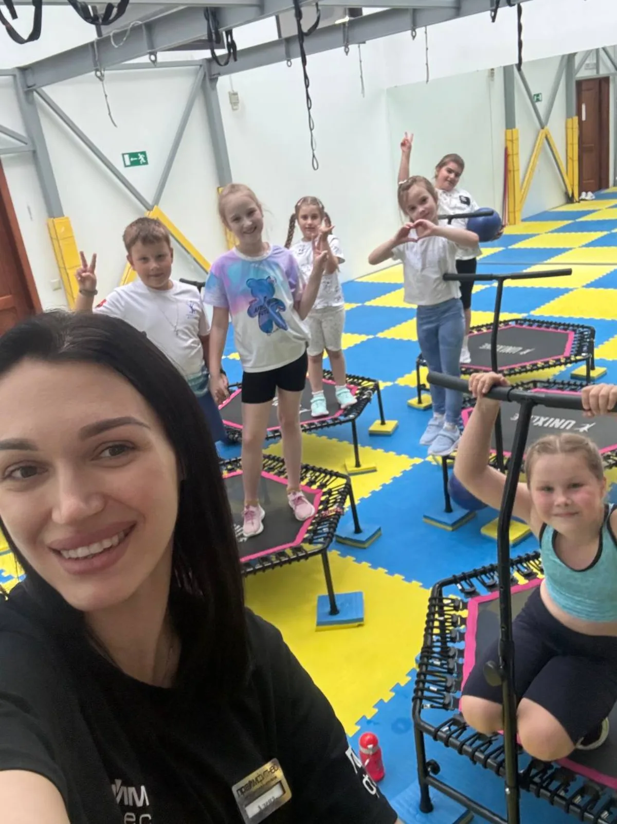 Алёна и дети на занятии Jumping Kids